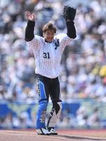 　始球式を務めスタンドの拍手に応えるオートレーサー青山周平（撮影・開出牧）