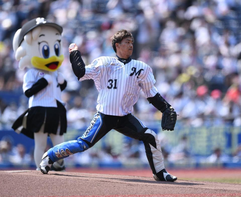 　始球式を務めるオートレーサー青山周平（撮影・開出牧）