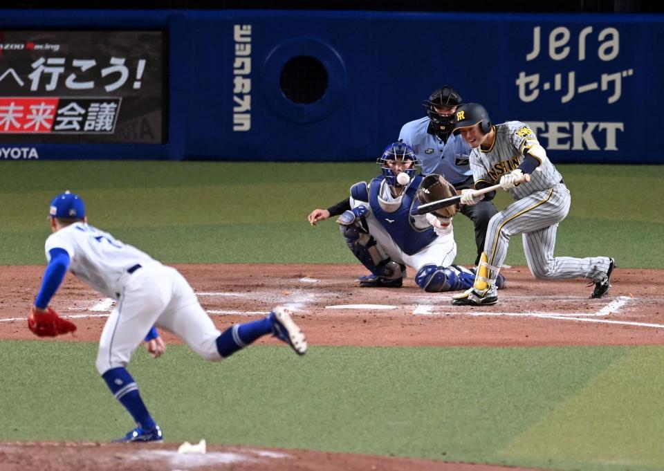 　８回、山本はスクイズを決める（撮影・山口登）