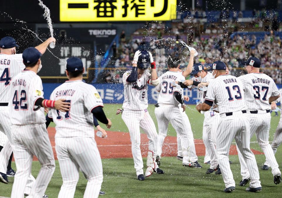 　１０回、塩見（中央）の三塁内野安打でサヨナラ勝ちし、喜びを爆発させるヤクルトナイン