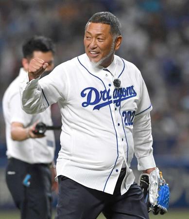 　始球式を務め、ガッツポーズを見せる清原和博氏