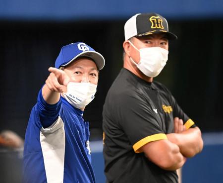 　阪神・井上ヘッドコーチ（右）と話す中日・立浪監督（撮影・飯室逸平）