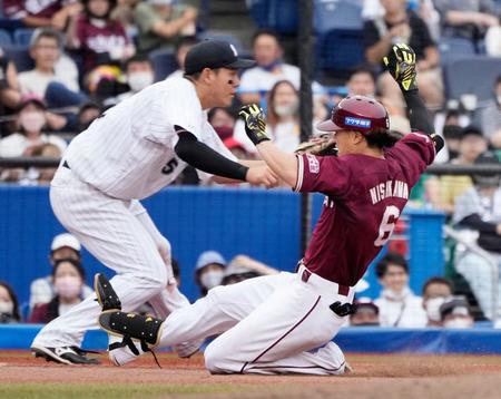 　５回、三塁打を放ち、滑り込む西川