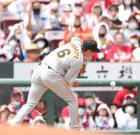 目測する