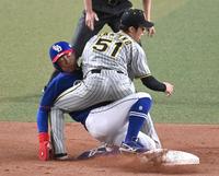 　３回、二盗を狙うもアウトになる岡林（撮影・飯室逸平）