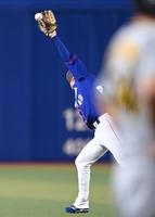 　１回、島田の打球を好捕する溝脇（撮影・田中太一）