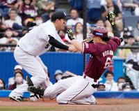 　５回、三塁打を放ち、滑り込む西川