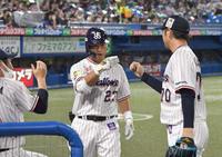 　４回、右越えにソロを放ち、小沢（右）とタッチをする青木（撮影・佐々木彰尚）