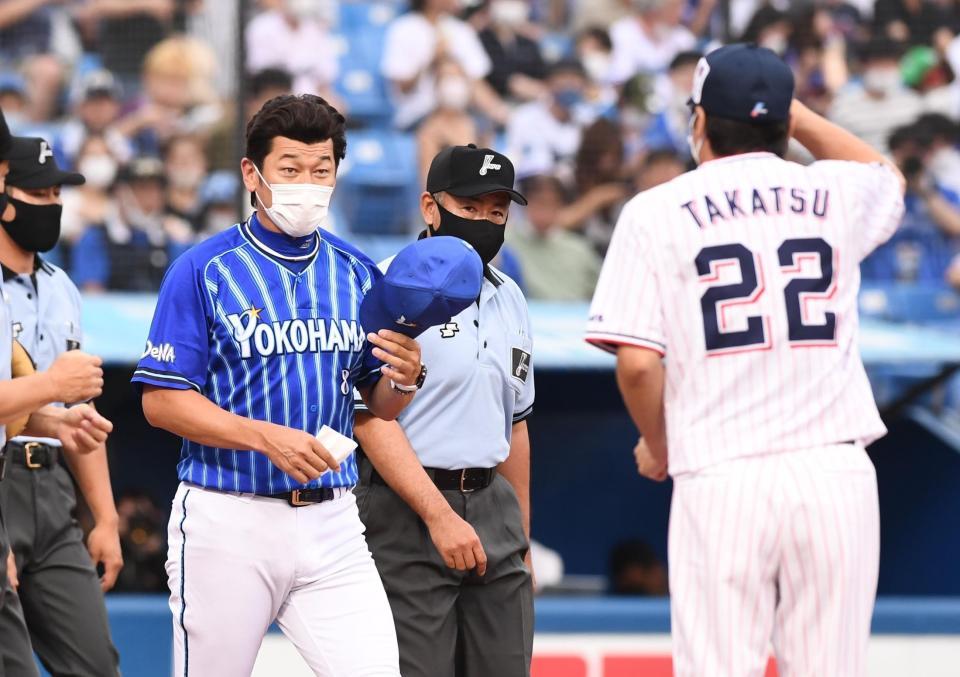 　高津監督（右）とあいさつする三浦監督（撮影・園田高夫）