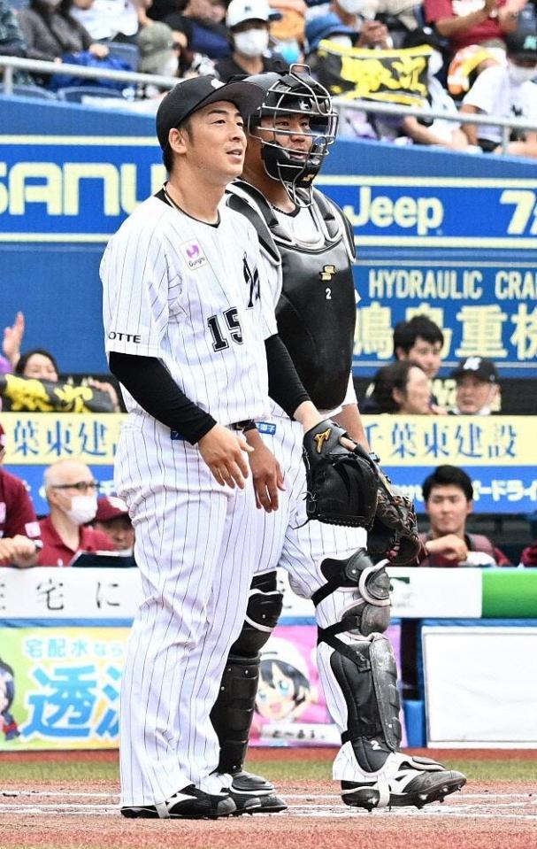 　１回、銀次に先制打を許した先発の美馬（左）と捕手・松川