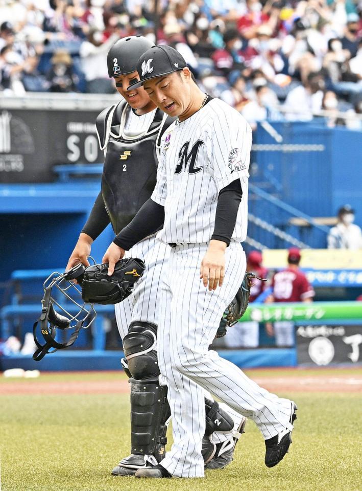 　１回を終えベンチに戻る先発の美馬（右）と捕手・松川