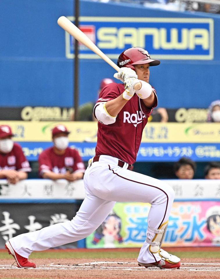 　１回、銀次が先制二塁打を放つ