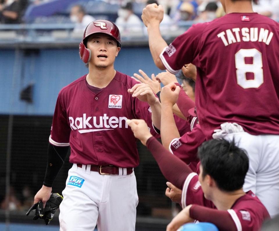 　３回、島内の犠飛で生還し、ナインに迎えられる西川