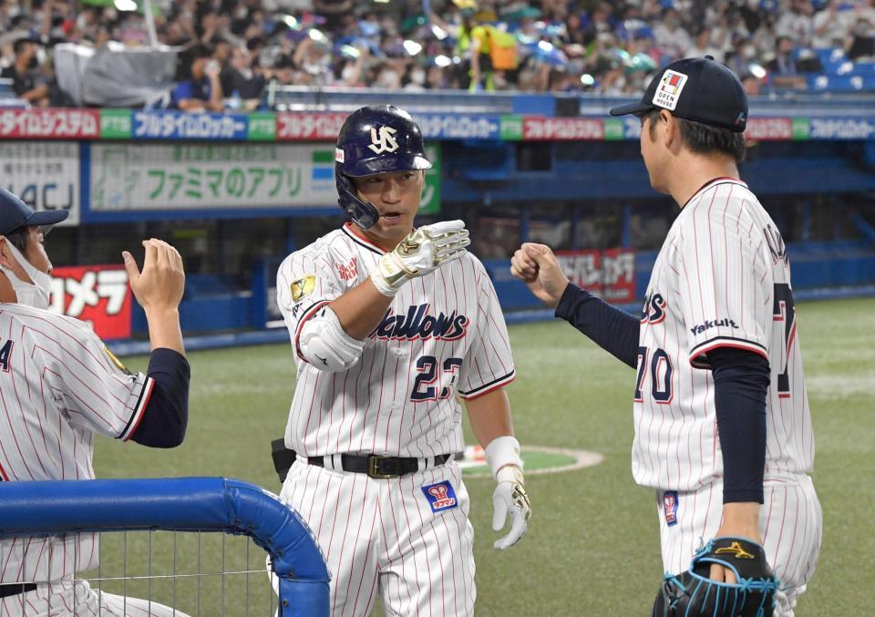 　４回、右越えにソロを放ち、小沢（右）とタッチをする青木（撮影・佐々木彰尚）