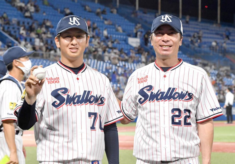 　高津監督（右）から祝福されるプロ入り初勝利を挙げた小沢（撮影・佐々木彰尚）