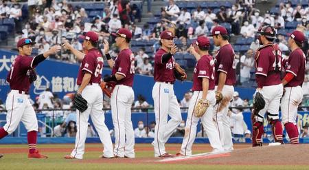 　今季最多の２１安打で連敗を３で止め、タッチを交わす西川（中央）ら楽天ナイン