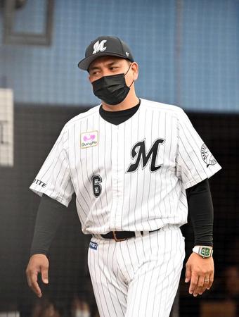 　５回、投手交代を告げる井口監督