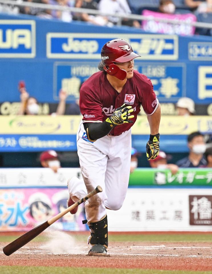 　５回、西川が右中間に三塁打を放つ