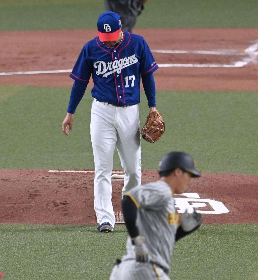 　２回、大山に先制２ランを浴び、肩を落とす柳（撮影・飯室逸平）