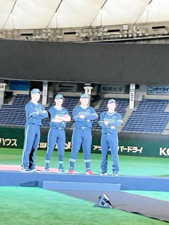 　Ｙｏｈｊｉ　Ｙａｍａｍｏｔｏとのコラボユニホームの発表会に出席した左から大勢、吉川、岡本和、高梨