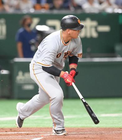 　１回、岡本和が勝ち越しの適時左前打を放つ（撮影・堀内翔）