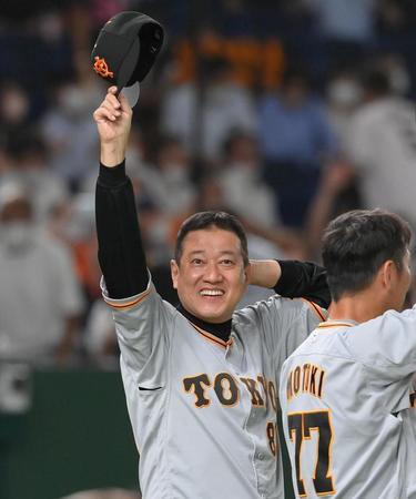 　試合後、あいさつをする原監督（撮影・堀内翔）