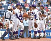 　千葉大会準決勝の木更津総合戦の７回、千葉経大付・中村（左から２人目）に声を掛ける滋野（右端）