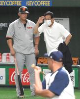 　試合前の練習で話す中田（左）と栗山監督（撮影・堀内翔）