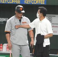　試合前の練習で話す中田（左）と栗山監督（撮影・堀内翔）