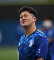 　試合前、球場を覆う雨雲に険しい表情の牧（撮影・開出牧）