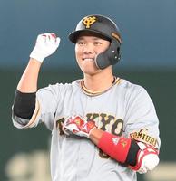 　１回、適時二塁打を放ちガッツポーズをする坂本（撮影・堀内翔）