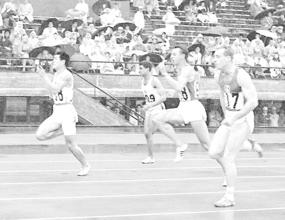 　５０メートル付近でリードする飯島秀雄（左端）＝１９６４年１０月