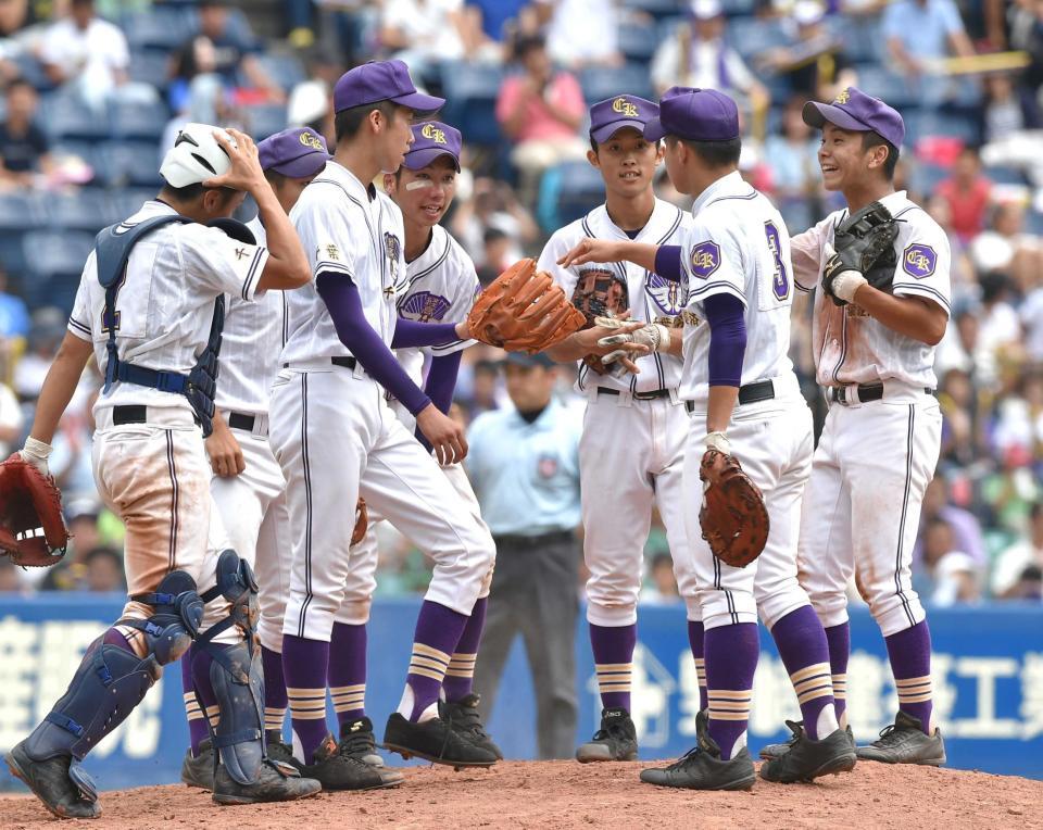 　千葉大会準決勝の木更津総合戦の７回、千葉経大付・中村（左から２人目）に声を掛ける滋野（右端）