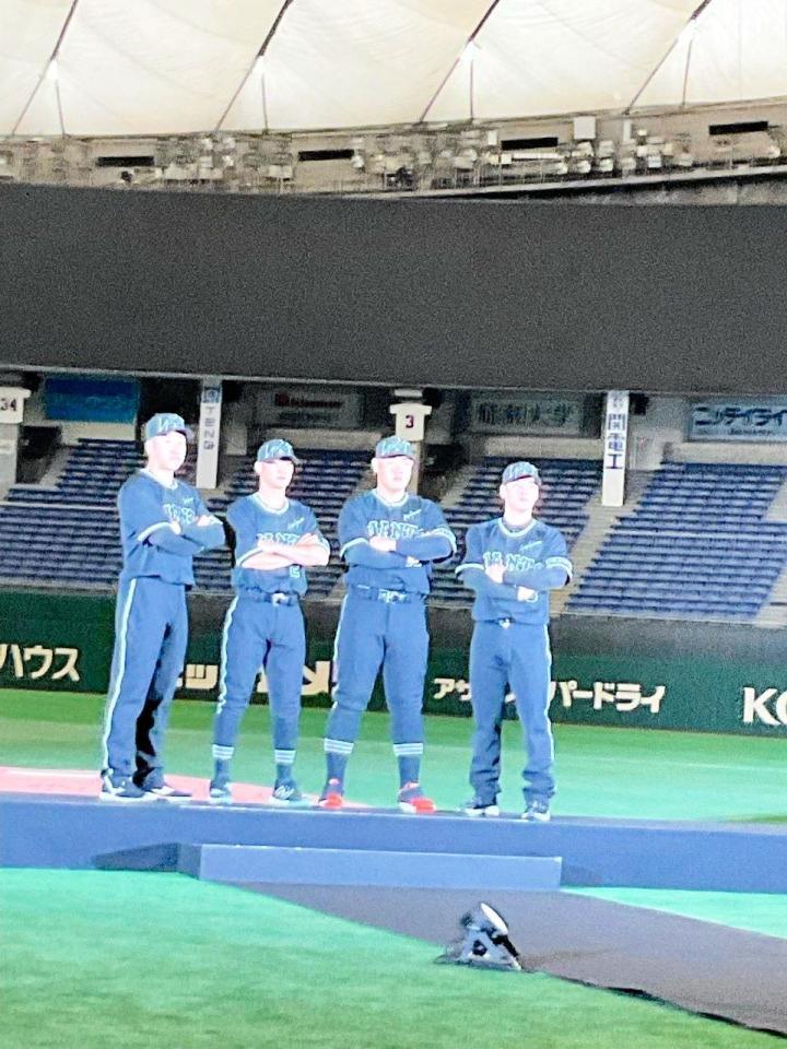 　Ｙｏｈｊｉ　Ｙａｍａｍｏｔｏとのコラボユニホームの発表会に出席した左から大勢、吉川、岡本和、高梨