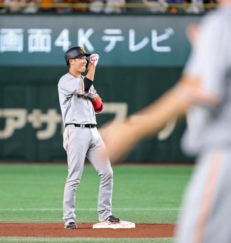 　１回、適時二塁打を放ち、ガッツポーズする坂本