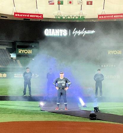 　Ｙｏｈｊｉ　Ｙａｍａｍｏｔｏとのコラボユニホームの発表会に出席した岡本和（中央）