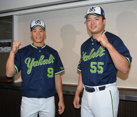 　ファン投票でオールスター選出が決まりポーズを決める塩見（左）と村上（撮影・堀内翔）