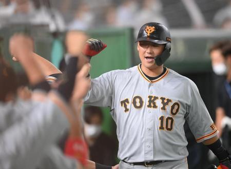 　２回、先制のソロを放ち迎えられる中田（撮影・堀内翔）