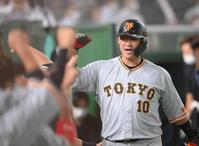 　２回、先制のソロを放ち迎えられる中田（撮影・堀内翔）