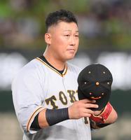 　３回の守備に着く時に帽子をとる中田（撮影・堀内翔）