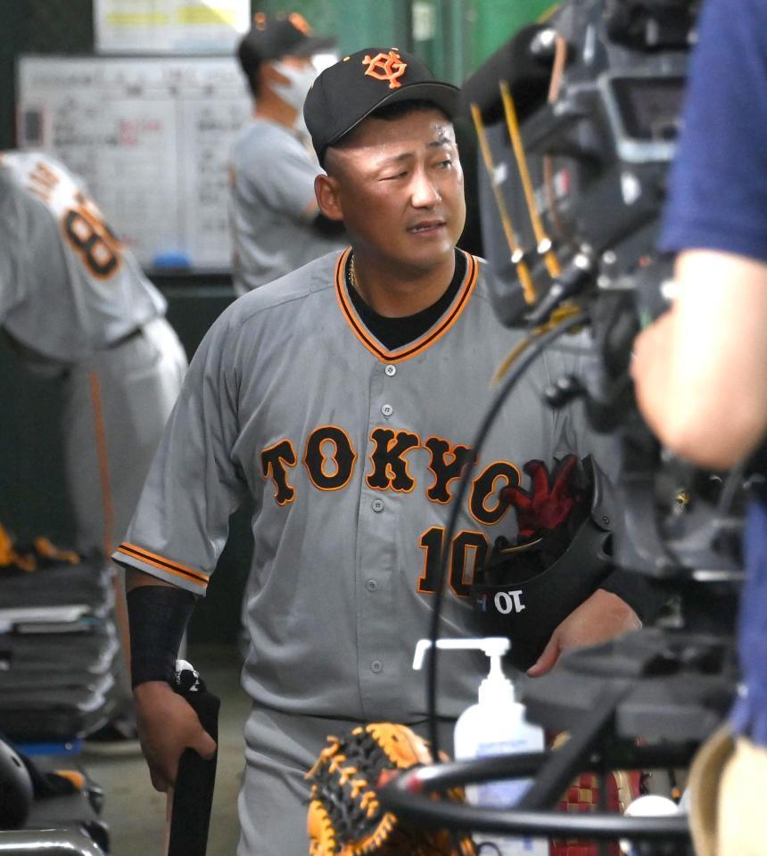 　６回を終えてベンチを後にする中田（撮影・堀内翔）
