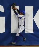 　８回、代打・伊藤の中飛をフェンスに激突して好捕する桑原（撮影・開出牧）