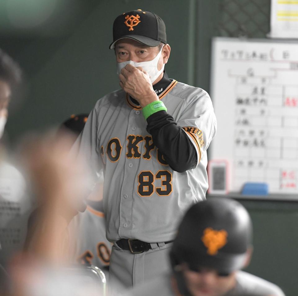 　ベンチで厳しい表情の原監督（撮影・金田祐二）