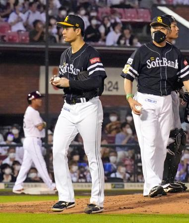 　４回途中で降板する大竹耕（左）