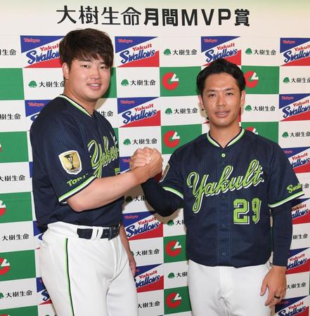 月間ＭＶＰを受賞し笑顔の村上と小川（撮影・金田祐二）
