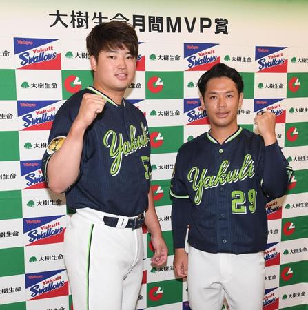 月間ＭＶＰを獲得し笑顔の村上（左）と小川（撮影・金田祐二）