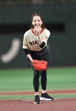 始球式を務める増田惠子＝東京ドーム（撮影・金田祐二）