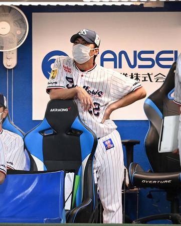 ベンチから戦況を見守るヤクルト・高津臣吾監督＝神宮（撮影・飯室逸平）
