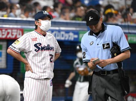 ７回、投手交代を告げるヤクルト・高津監督＝神宮（撮影・堀内翔）