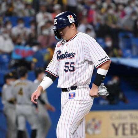 ５回、ベンチに戻る村上（撮影・堀内翔）